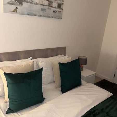 Contemporary Urban Retreat, 2-Bedroom Haven By London City Airport Kültér fotó