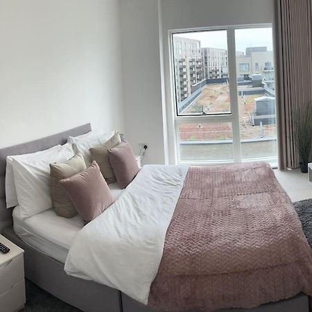 Contemporary Urban Retreat, 2-Bedroom Haven By London City Airport Kültér fotó