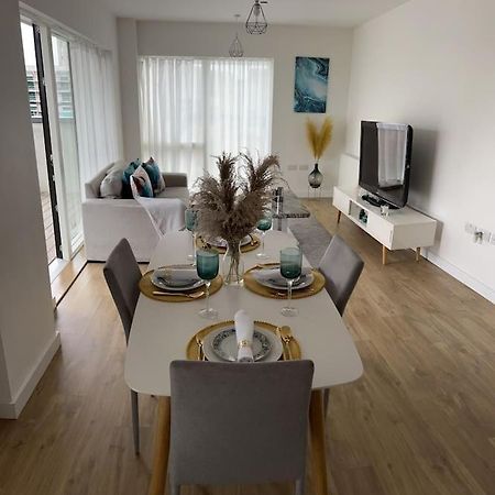 Contemporary Urban Retreat, 2-Bedroom Haven By London City Airport Kültér fotó