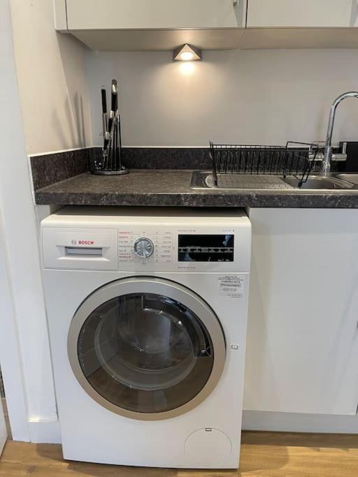 Contemporary Urban Retreat, 2-Bedroom Haven By London City Airport Kültér fotó