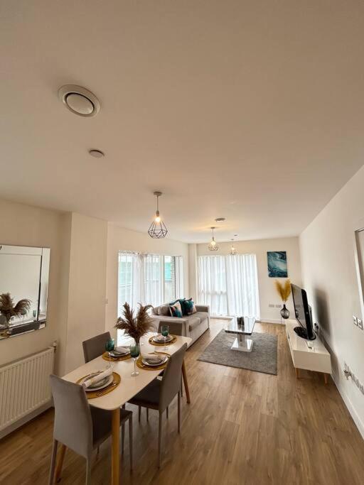 Contemporary Urban Retreat, 2-Bedroom Haven By London City Airport Kültér fotó