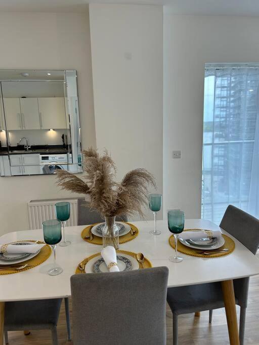 Contemporary Urban Retreat, 2-Bedroom Haven By London City Airport Kültér fotó