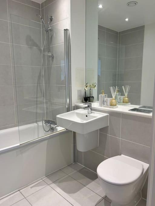 Contemporary Urban Retreat, 2-Bedroom Haven By London City Airport Kültér fotó