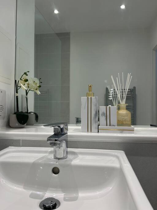 Contemporary Urban Retreat, 2-Bedroom Haven By London City Airport Kültér fotó
