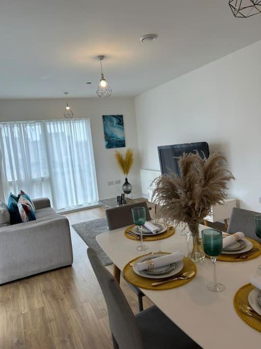 Contemporary Urban Retreat, 2-Bedroom Haven By London City Airport Kültér fotó