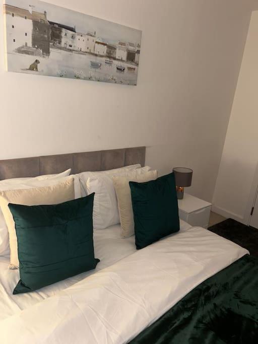 Contemporary Urban Retreat, 2-Bedroom Haven By London City Airport Kültér fotó