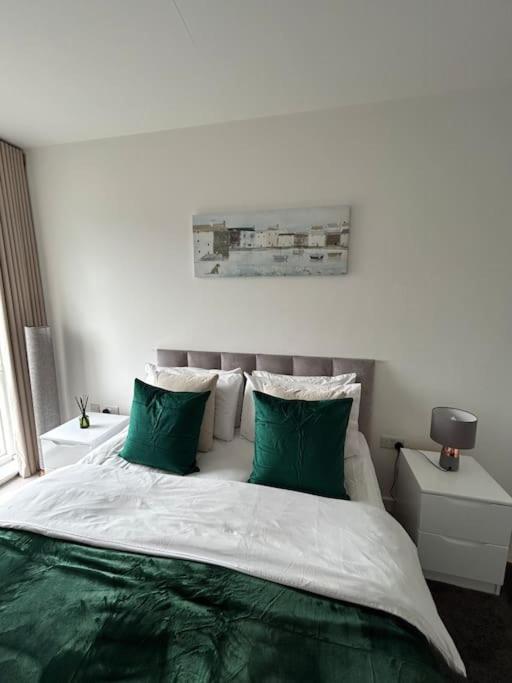 Contemporary Urban Retreat, 2-Bedroom Haven By London City Airport Kültér fotó