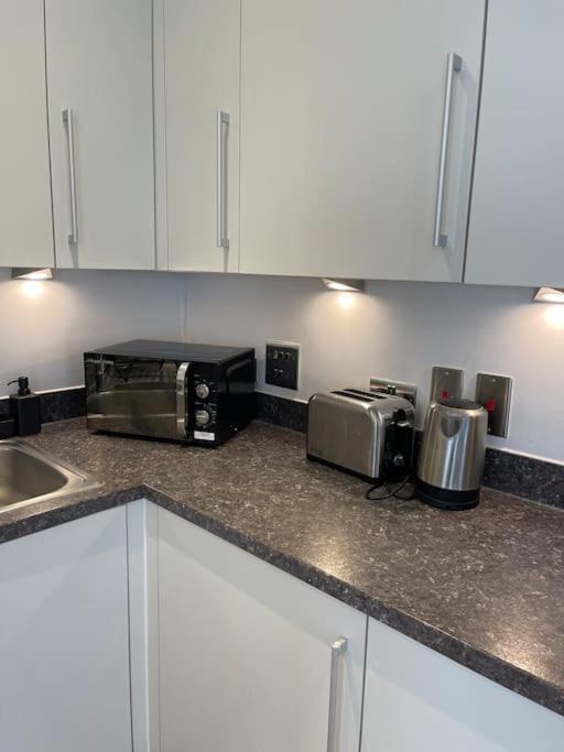 Contemporary Urban Retreat, 2-Bedroom Haven By London City Airport Kültér fotó