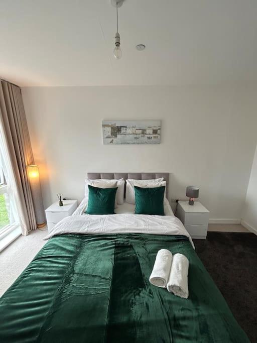 Contemporary Urban Retreat, 2-Bedroom Haven By London City Airport Kültér fotó