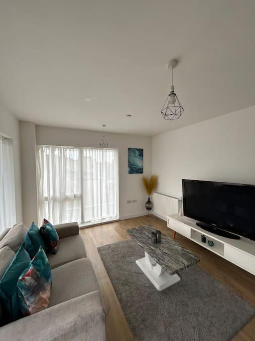 Contemporary Urban Retreat, 2-Bedroom Haven By London City Airport Kültér fotó