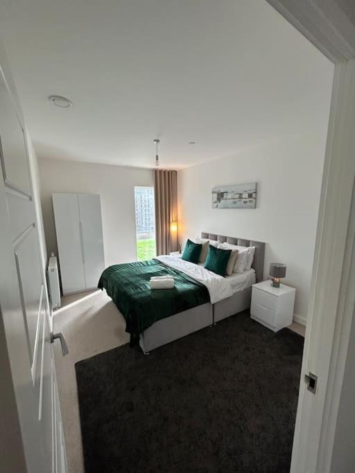 Contemporary Urban Retreat, 2-Bedroom Haven By London City Airport Kültér fotó