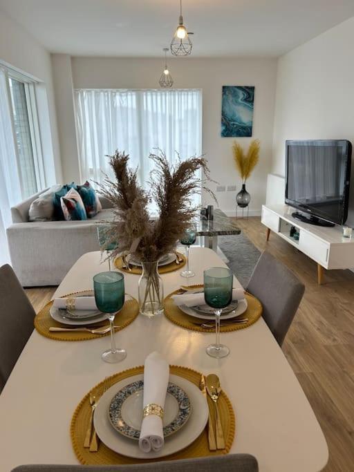 Contemporary Urban Retreat, 2-Bedroom Haven By London City Airport Kültér fotó