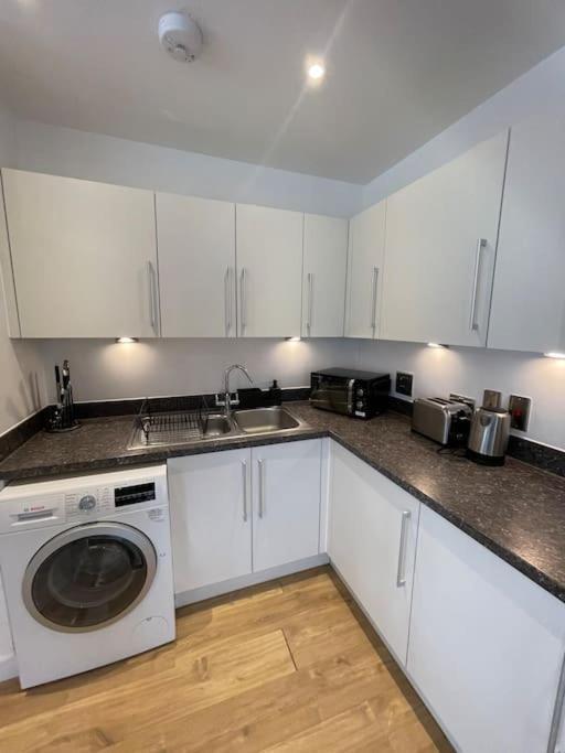 Contemporary Urban Retreat, 2-Bedroom Haven By London City Airport Kültér fotó