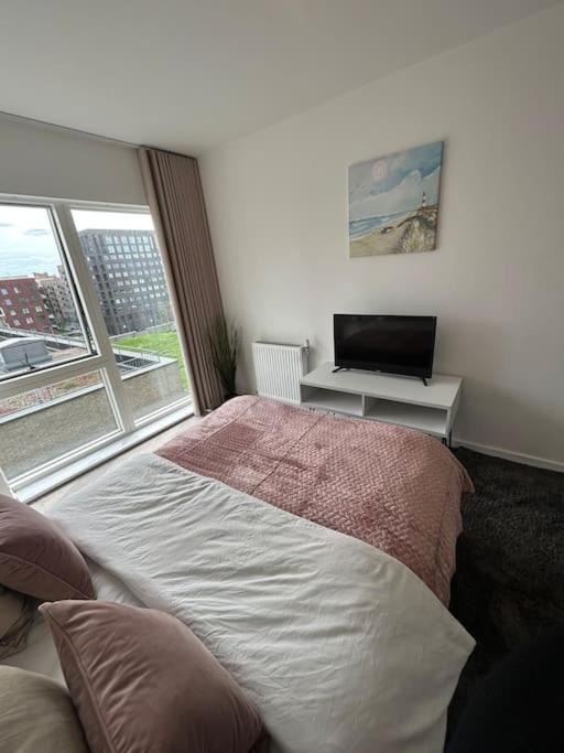 Contemporary Urban Retreat, 2-Bedroom Haven By London City Airport Kültér fotó