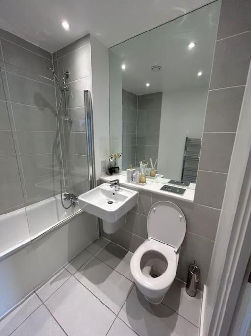 Contemporary Urban Retreat, 2-Bedroom Haven By London City Airport Kültér fotó