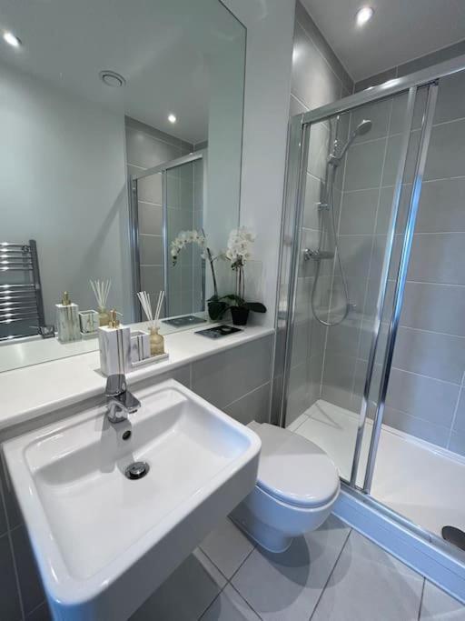 Contemporary Urban Retreat, 2-Bedroom Haven By London City Airport Kültér fotó