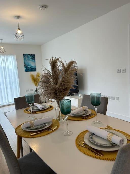 Contemporary Urban Retreat, 2-Bedroom Haven By London City Airport Kültér fotó