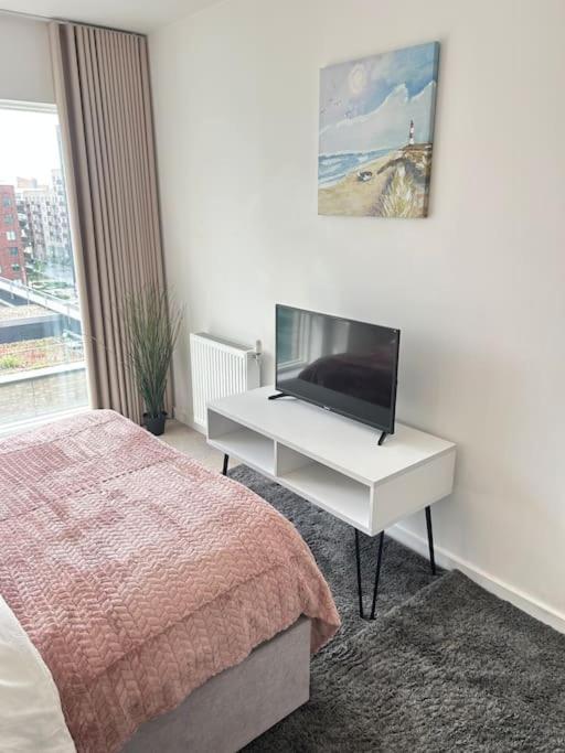 Contemporary Urban Retreat, 2-Bedroom Haven By London City Airport Kültér fotó
