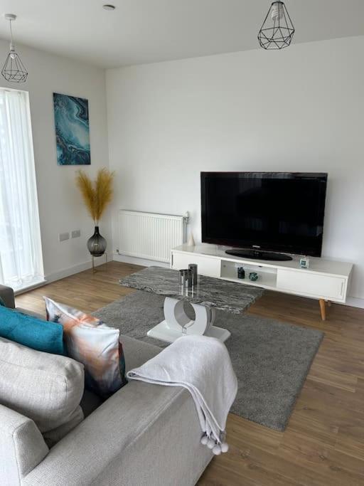 Contemporary Urban Retreat, 2-Bedroom Haven By London City Airport Kültér fotó