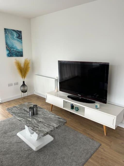 Contemporary Urban Retreat, 2-Bedroom Haven By London City Airport Kültér fotó