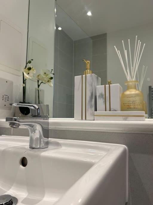 Contemporary Urban Retreat, 2-Bedroom Haven By London City Airport Kültér fotó