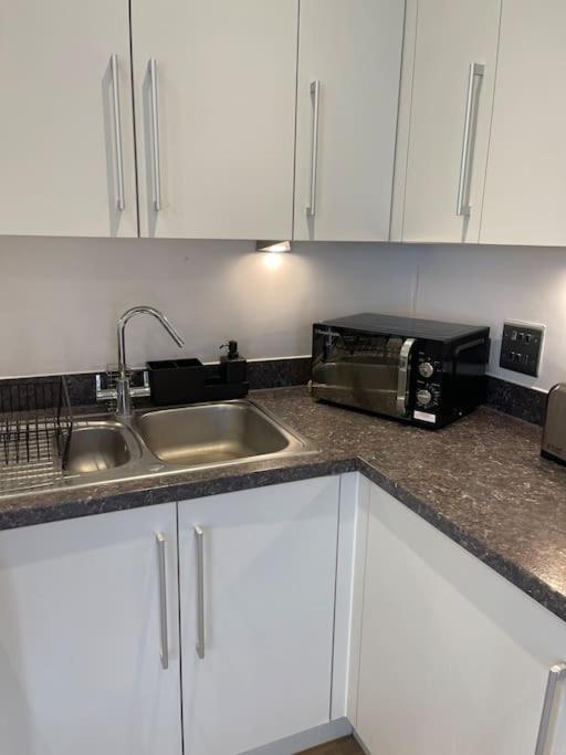 Contemporary Urban Retreat, 2-Bedroom Haven By London City Airport Kültér fotó