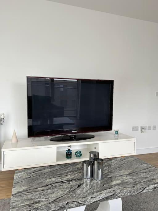Contemporary Urban Retreat, 2-Bedroom Haven By London City Airport Kültér fotó