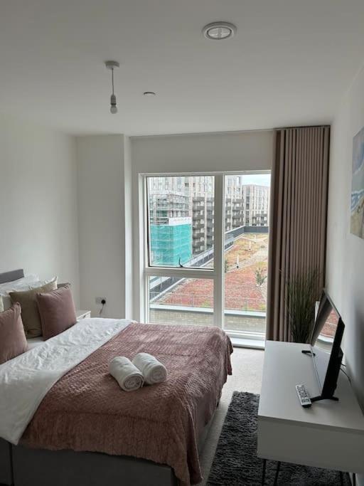 Contemporary Urban Retreat, 2-Bedroom Haven By London City Airport Kültér fotó