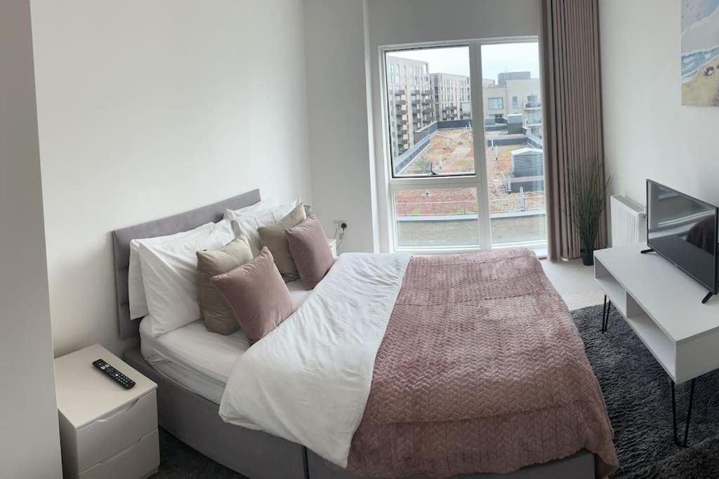Contemporary Urban Retreat, 2-Bedroom Haven By London City Airport Kültér fotó