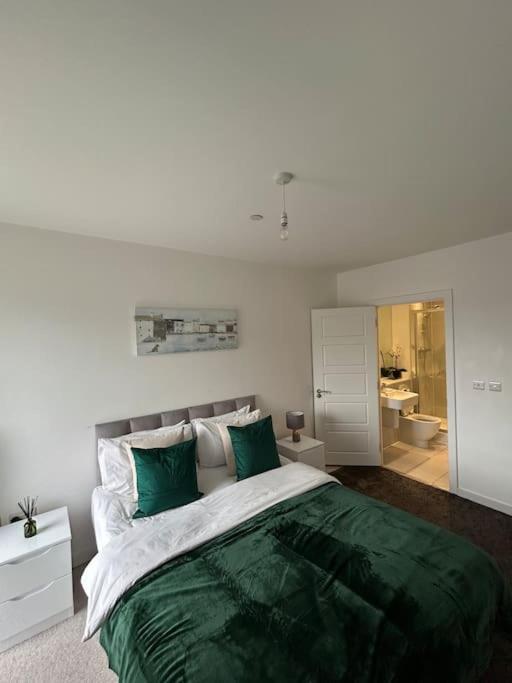 Contemporary Urban Retreat, 2-Bedroom Haven By London City Airport Kültér fotó