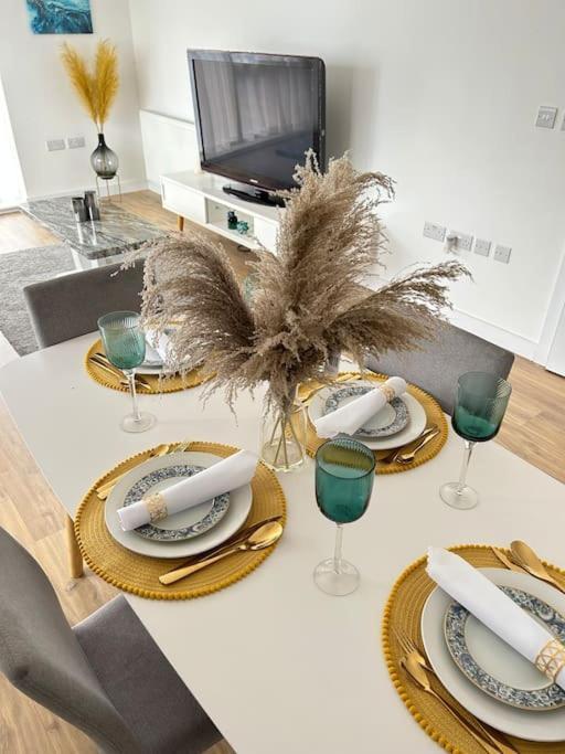 Contemporary Urban Retreat, 2-Bedroom Haven By London City Airport Kültér fotó