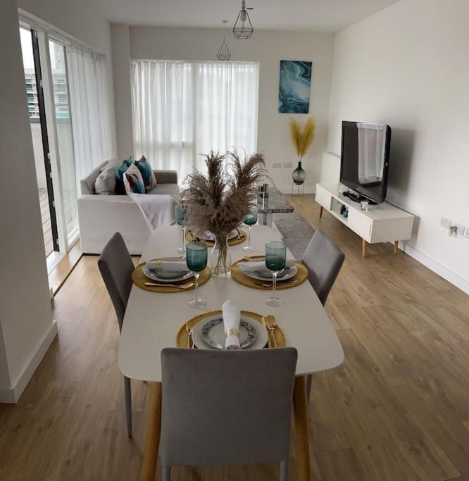 Contemporary Urban Retreat, 2-Bedroom Haven By London City Airport Kültér fotó