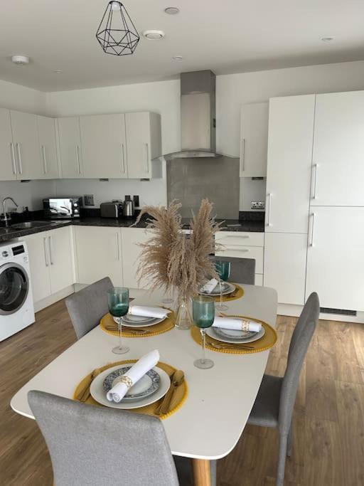 Contemporary Urban Retreat, 2-Bedroom Haven By London City Airport Kültér fotó