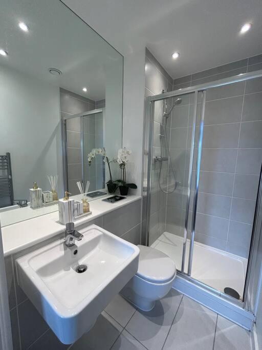 Contemporary Urban Retreat, 2-Bedroom Haven By London City Airport Kültér fotó